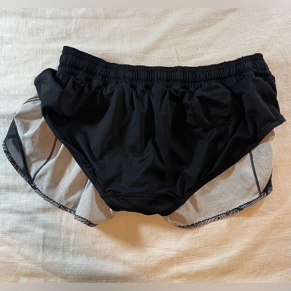 Lululemon Hotty Hot 2" Running Shorts Womens Dottie Tribe White Black Sz 10 - Picture 11 of 11